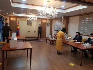 ГАДААД ДАХЬ МОНГОЛЧУУДЫН САНАЛ ХУРААЛТ ҮРГЭЛЖИЛЖ БАЙНА