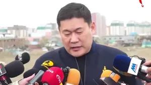 ЕРӨНХИЙ САЙД Л.ОЮУН-ЭРДЭНЭЭС ХҮҮТЭЙ НЬ ХОЛБООТОЙ АСУУДЛААР ТОДРУУЛЖ БАЙНА