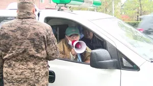 АХМАДУУД ӨНӨӨДРӨӨС ЭХЛЭН ОРДНЫ БАРУУН ХААЛГАНЫ ГАДНА ӨСӨГЛӨН ЗАРЛАН СУУЛТ ХИЙЖ БАЙНА