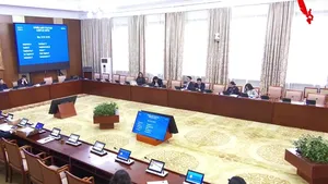 ШУУД: УИХ-ЫН ТӨРИЙН БАЙГУУЛАЛТЫН БАЙНГЫН ХОРООНЫ ХУРАЛДААНААР ЕРӨНХИЙ САЙДЫГ ОГЦРУУЛАХ ЭСЭХ АСУУДЛЫГ ХЭЛЭЛЦЭЖ БАЙНА