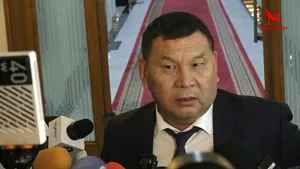 Ж.Батжаргал цаг үеийн асуудлаар мэдээлэл хийж байна