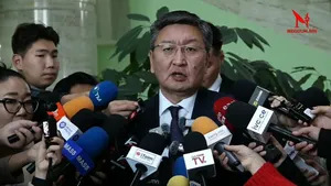 Я.Содбаатар цаг үеийн асуудлаар мэдээлэл хийж байна