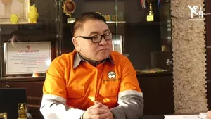 Ч.УНДРАМ САЙДЫН ЦҮНХ БАРИГЧ , ТРАКТОРЧИН Л.ГАНБААТАР “ХӨТӨЛИЙН ЦЕМЕНТ ШОХОЙ” ХХК-Г УДИРДАЖ БАЙНА