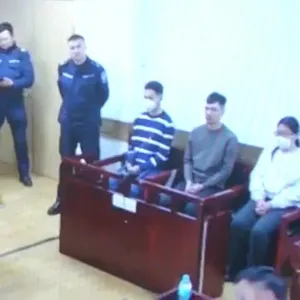 16 НАСТАЙ ОХИНЫГ ОНЦ ХЭРЦГИЙГЭЭР ХӨНӨӨСӨН ХЭРЭГТ СЭЖИГЛЭГДЭЖ БУЙ ЭТГЭЭДИЙН ӨМГӨӨЛӨГЧ МЭРГЭН ШҮҮХ ХУРЛЫГ ХОЙШЛУУЛАХЫГ ХҮСЖЭЭ
Гэсэн ч өнөөдөр гэм буруугийн шүүх хурал болохгүй зөвхөн урьдчилсан хэлэлцүү