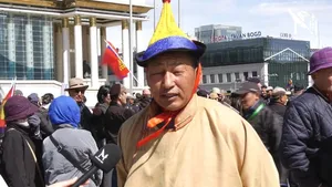 ИРГЭН: ИРГЭД БИДНИЙГ ТӨЛӨӨЛЖ БАЙГАА ХҮМҮҮС АРД ТҮМНЭЭ ДЭВСЛЭХЭЭС ӨӨРӨӨР ХИЙЖ БАЙГАА ЗҮЙЛ АЛГА
